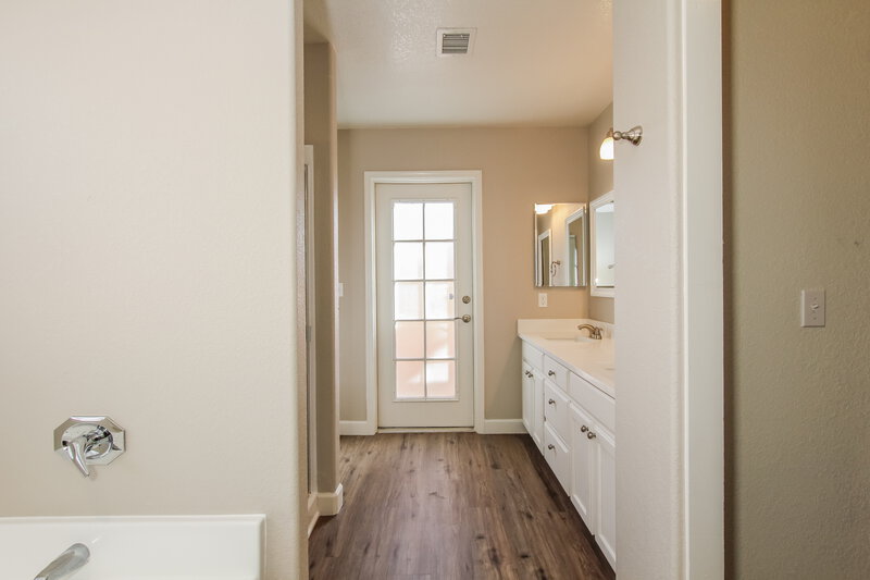 2,580/Mo, 824 E Rose Marie Ln Phoenix, AZ 85022 Main Bathroom View