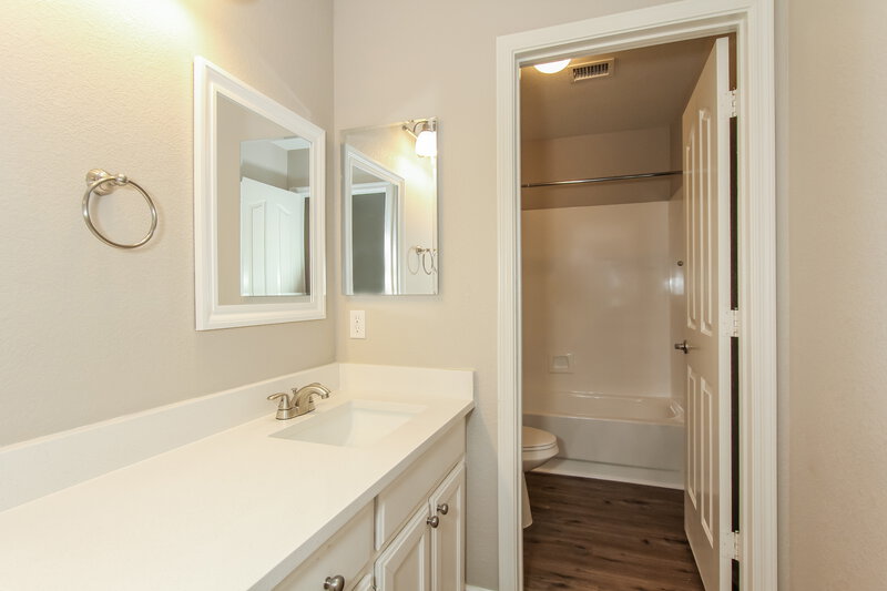 2,580/Mo, 824 E Rose Marie Ln Phoenix, AZ 85022 Bathroom View