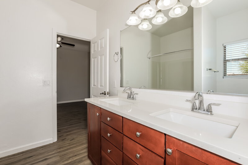2,030/Mo, 1352 E Clifton Ave Gilbert, AZ 85295 Main Bathroom View 2