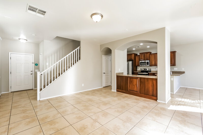 2,330/Mo, 2315 E Sunland Ave Phoenix, AZ 85040 Living Room View 2