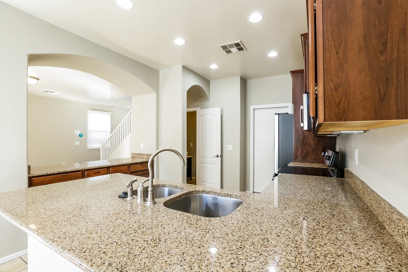 2,330/Mo, 2315 E Sunland Ave Phoenix, AZ 85040 Kitchen View 2