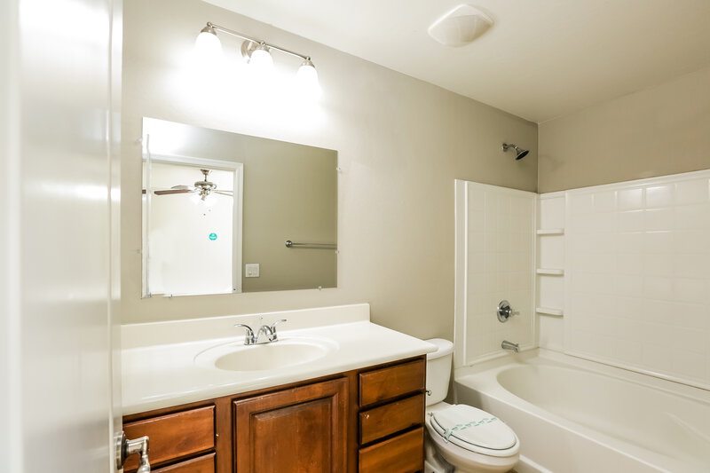 2,330/Mo, 2315 E Sunland Ave Phoenix, AZ 85040 Main Bathroom View