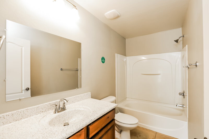 2,330/Mo, 2315 E Sunland Ave Phoenix, AZ 85040 Bathroom View