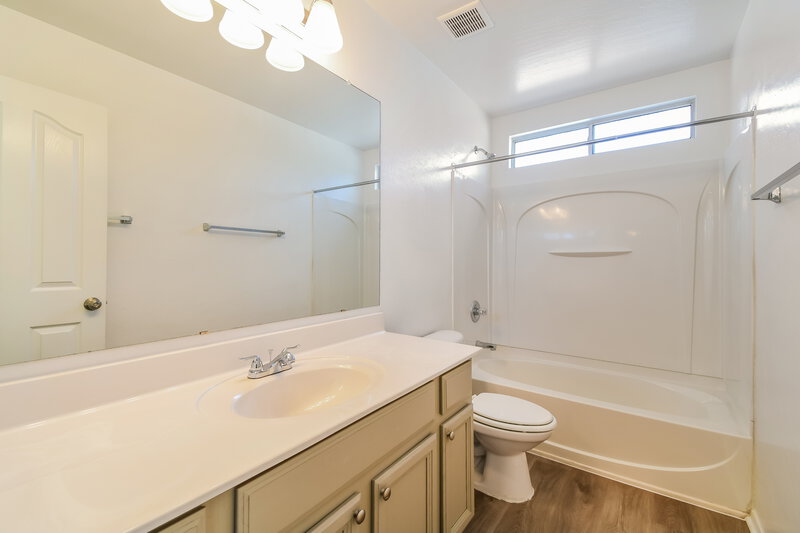 2,200/Mo, 1469 S Hawk Ln Gilbert, AZ 85296 Bathroom View