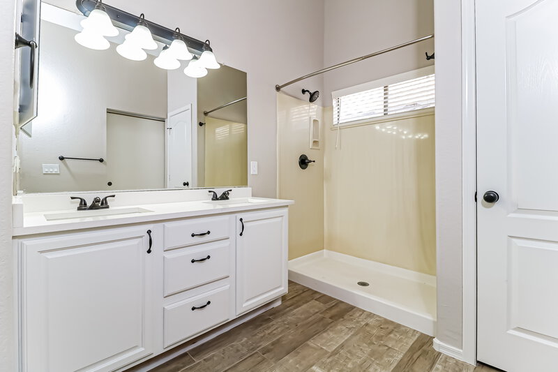 2,405/Mo, 17205 N Chance Dr Surprise, AZ 85374 Main Bathroom View
