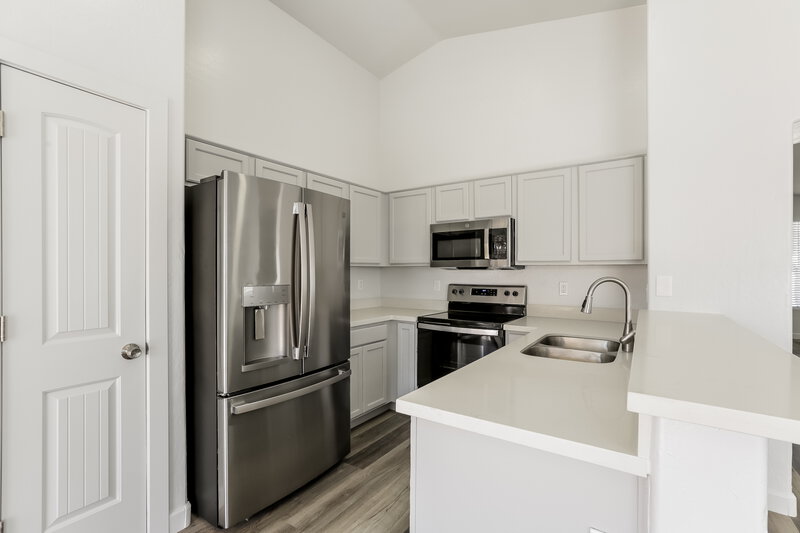 2,075/Mo, 6417 W Magnolia St Phoenix, AZ 85043 Kitchen View