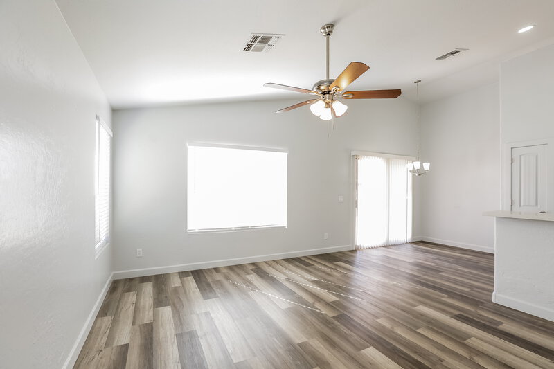 2,075/Mo, 6417 W Magnolia St Phoenix, AZ 85043 Family Room View 2