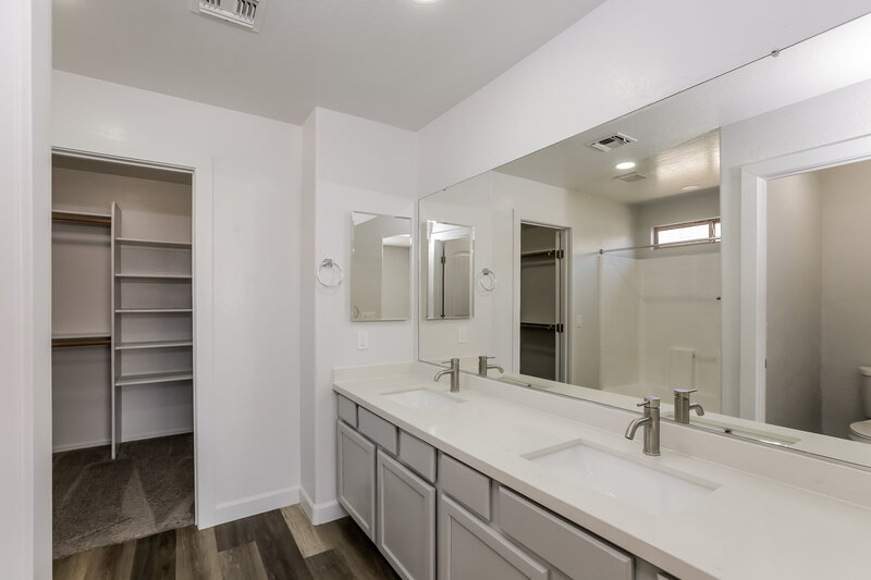 2,075/Mo, 6417 W Magnolia St Phoenix, AZ 85043 Main Bathroom View