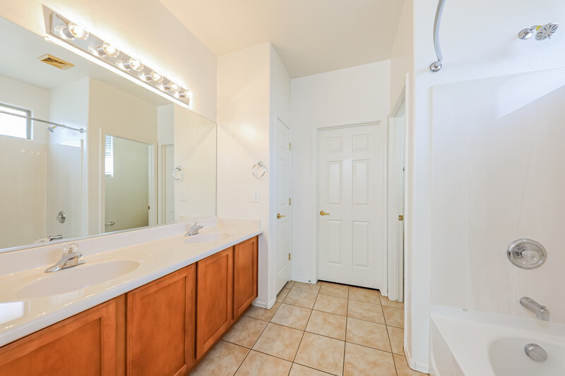 2,100/Mo, 39511 N Prairie Ln Phoenix, AZ 85086 Main Bathroom View