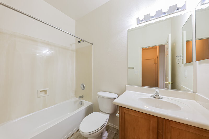 2,100/Mo, 39511 N Prairie Ln Phoenix, AZ 85086 Bathroom View