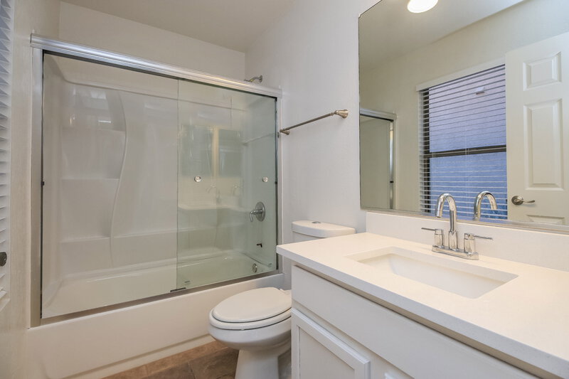 1,920/Mo, 2229 E 35th Ave Apache Junction, AZ 85119 Main Bathroom View