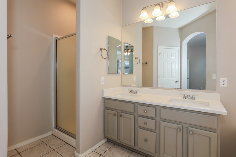 2,035/Mo, 2427 E Glass Ln Phoenix, AZ 85042 Main Bathroom View