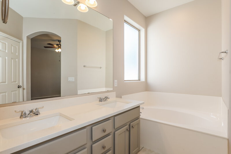 2,035/Mo, 2427 E Glass Ln Phoenix, AZ 85042 Main Bathroom View 2