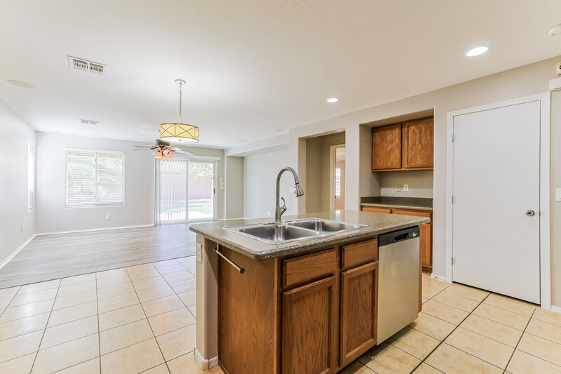 1,760/Mo, 1505 E Lakeview Dr San Tan Valley, AZ 85143 Kitchen View