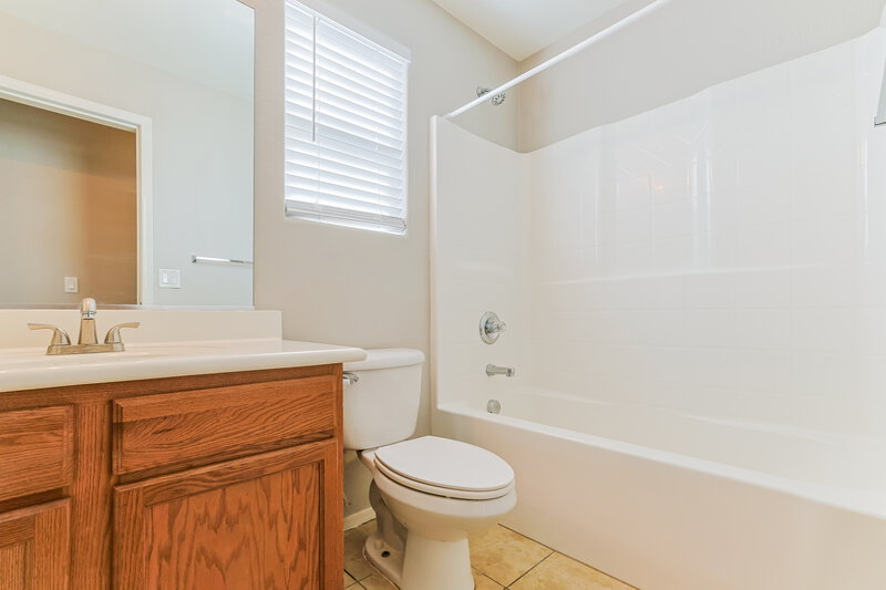 1,760/Mo, 1505 E Lakeview Dr San Tan Valley, AZ 85143 Bathroom View
