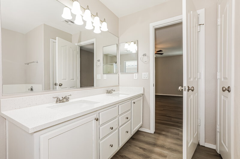 2,400/Mo, 21160 E Munoz St Queen Creek, AZ 85142 Main Bathroom View 2