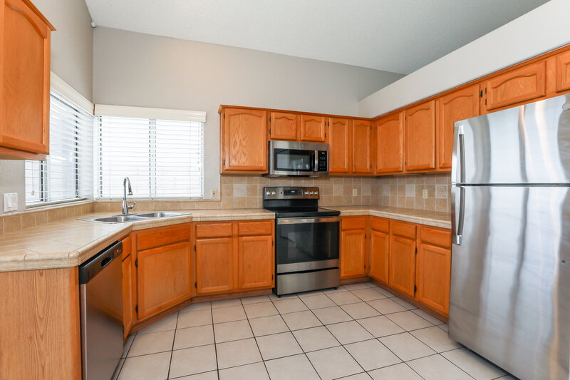 2,015/Mo, 441 S Maple 159 Mesa, AZ 85206 Kitchen View 2