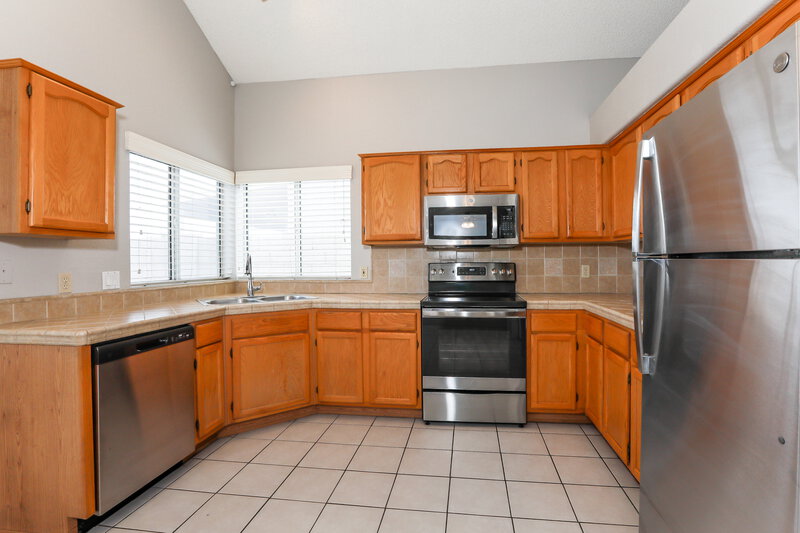 2,015/Mo, 441 S Maple 159 Mesa, AZ 85206 Kitchen View 3