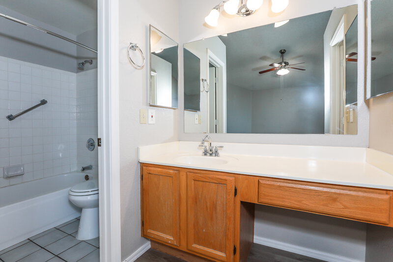 2,015/Mo, 441 S Maple 159 Mesa, AZ 85206 Main Bathroom View 2