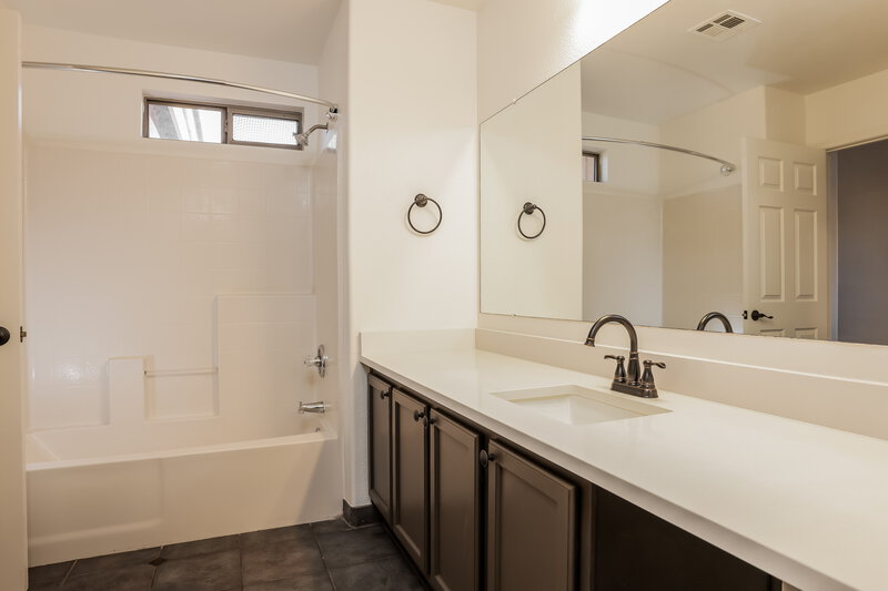 2,580/Mo, 21808 N 40th Pl Phoenix, AZ 85050 Main Bathroom View