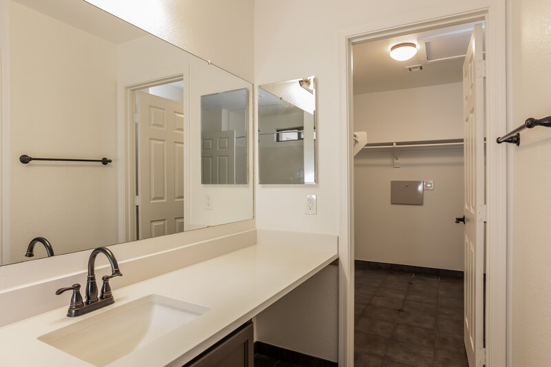 2,580/Mo, 21808 N 40th Pl Phoenix, AZ 85050 Main Bathroom View 2