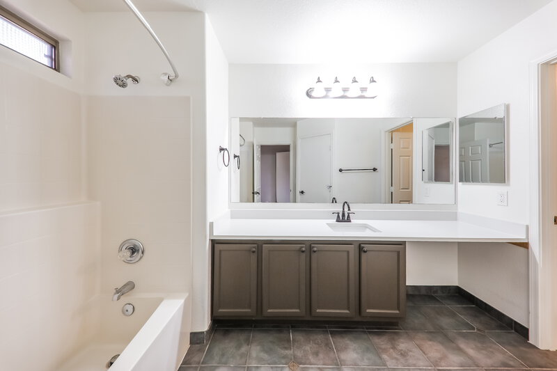 2,300/Mo, 21808 N 40th Pl Phoenix, AZ 85050 Main Bathroom View