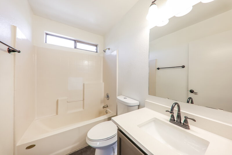 2,300/Mo, 21808 N 40th Pl Phoenix, AZ 85050 Bathroom View