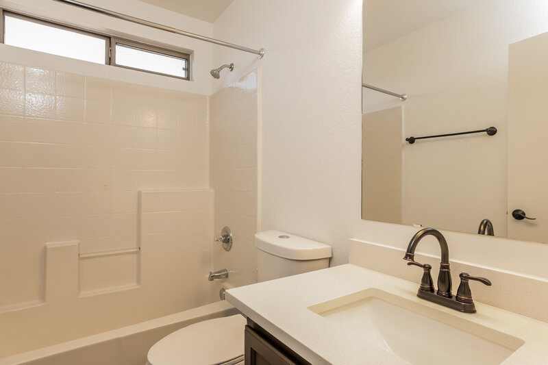 2,580/Mo, 21808 N 40th Pl Phoenix, AZ 85050 Bathroom View 2