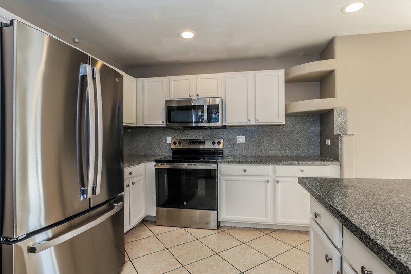 2,500/Mo, 3251 W Jessica Ln Phoenix, AZ 85041 Kitchen View 2