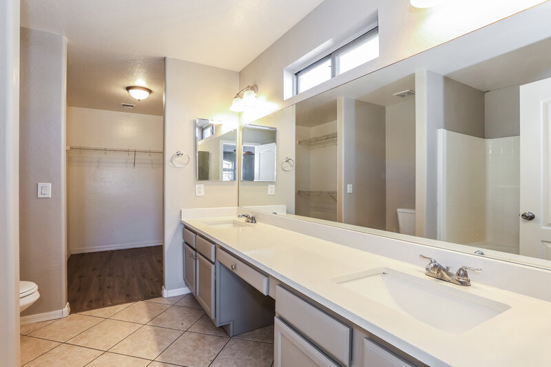 2,500/Mo, 3251 W Jessica Ln Phoenix, AZ 85041 Main Bathroom View