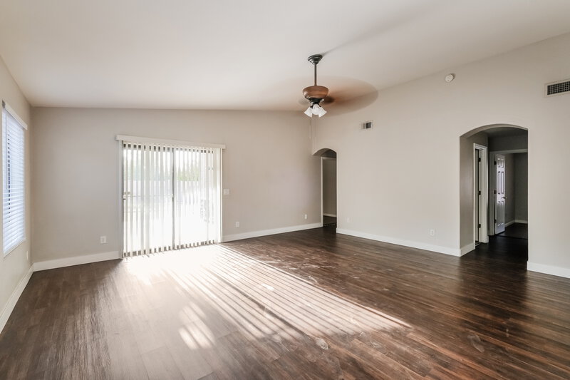 2,430/Mo, 17811 N 41St Pl Phoenix, AZ 85032 Living Room View 2
