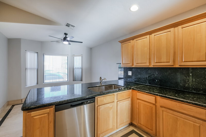 2,430/Mo, 17811 N 41St Pl Phoenix, AZ 85032 Kitchen View 2