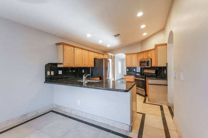 2,430/Mo, 17811 N 41St Pl Phoenix, AZ 85032 Kitchen View 3