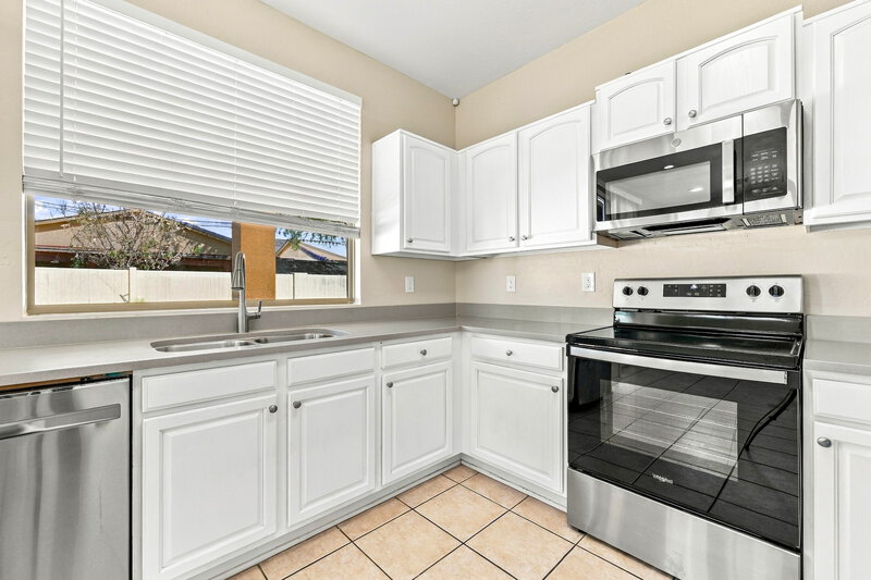 2,100/Mo, 17518 W Hope Dr Goodyear, AZ 85338 Kitchen View