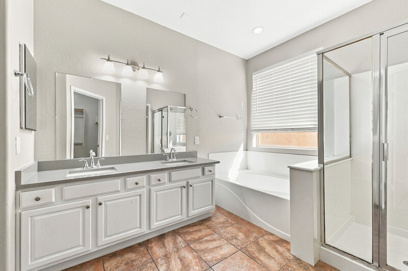 2,100/Mo, 17518 W Hope Dr Goodyear, AZ 85338 Bathroom View 2