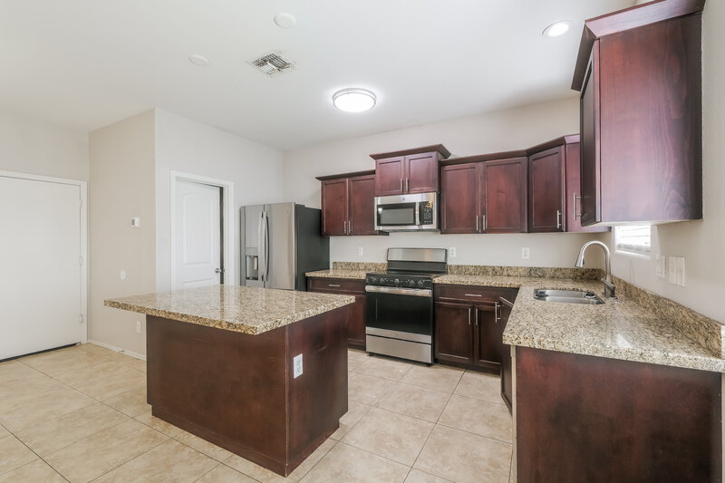 2,060/Mo, 4855 S 4th Ave Phoenix, AZ 85041 Kitchen View