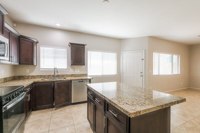 2,060/Mo, 4855 S 4th Ave Phoenix, AZ 85041 Kitchen View 3