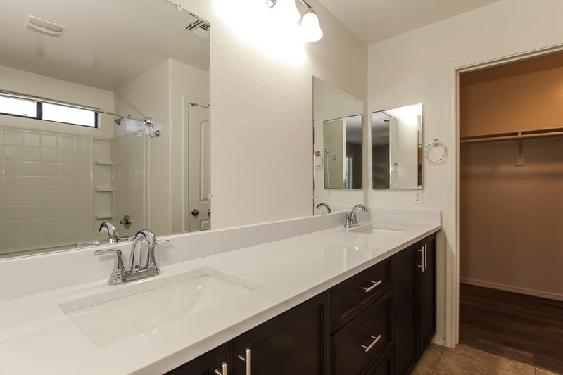 2,530/Mo, 4855 S 4th Ave Phoenix, AZ 85041 Main Bathroom View