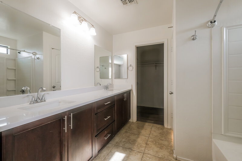 2,060/Mo, 4855 S 4th Ave Phoenix, AZ 85041 Main Bathroom View