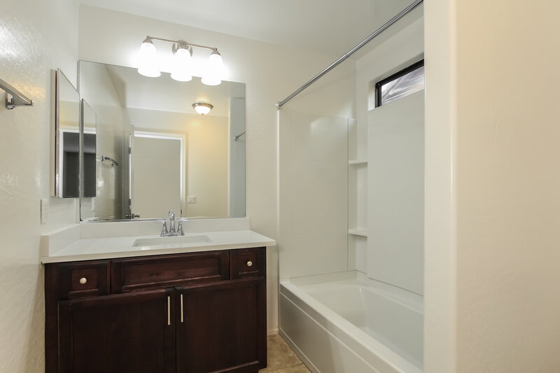 2,530/Mo, 4855 S 4th Ave Phoenix, AZ 85041 Bathroom View