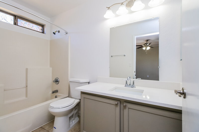 2,365/Mo, 1346 S Boulder St D Gilbert, AZ 85296 Main Bathroom View