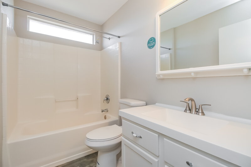 2,000/Mo, 40598 N Domiano St San Tan Valley, AZ 85140 Bathroom View 2