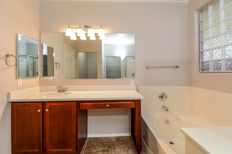 2,190/Mo, 11838 W Foothill Dr Sun City, AZ 85373 Main Bathroom View