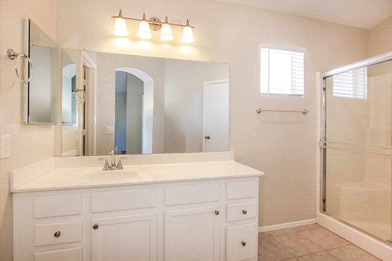 2,235/Mo, 3142 E Kristal Way Phoenix, AZ 85050 Main Bathroom View