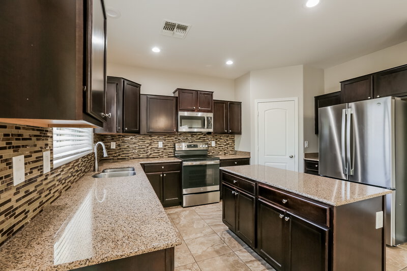 2,695/Mo, 3338 W Chambers St Phoenix, AZ 85041 Kitchen View