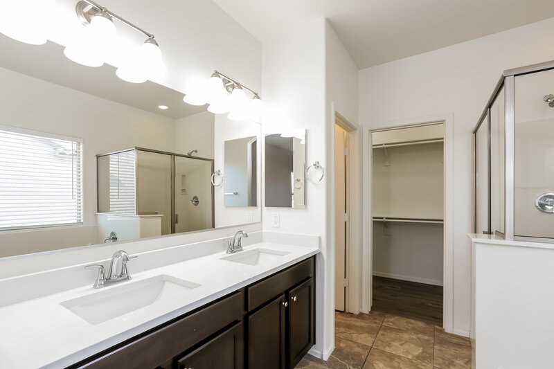 2,695/Mo, 3338 W Chambers St Phoenix, AZ 85041 Main Bathroom View