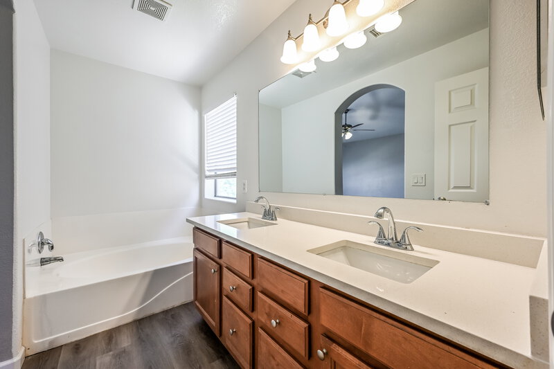 2,505/Mo, 2531 W White Feather Ln Phoenix, AZ 85085 Main Bathroom View