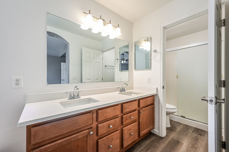 2,505/Mo, 2531 W White Feather Ln Phoenix, AZ 85085 Main Bathroom View 2