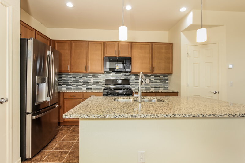 2,000/Mo, 3815 S 58th Ln Phoenix, AZ 85043 Kitchen View