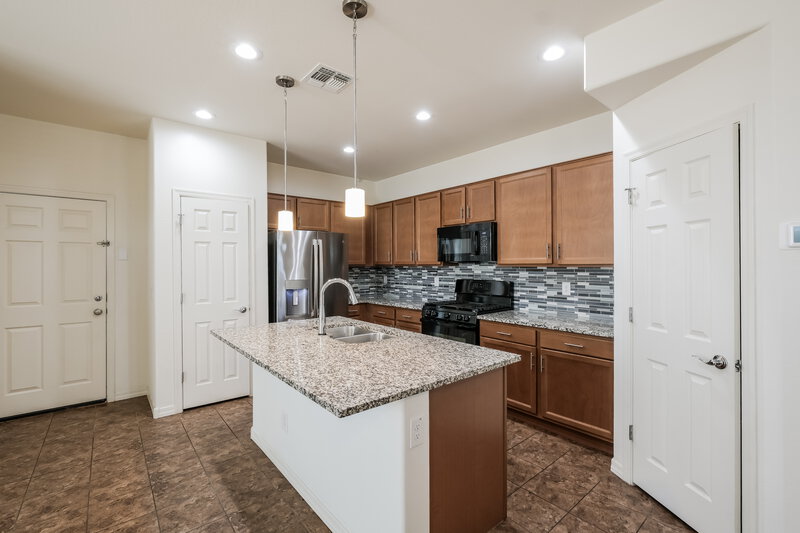 1,920/Mo, 3815 S 58th Ln Phoenix, AZ 85043 Kitchen View